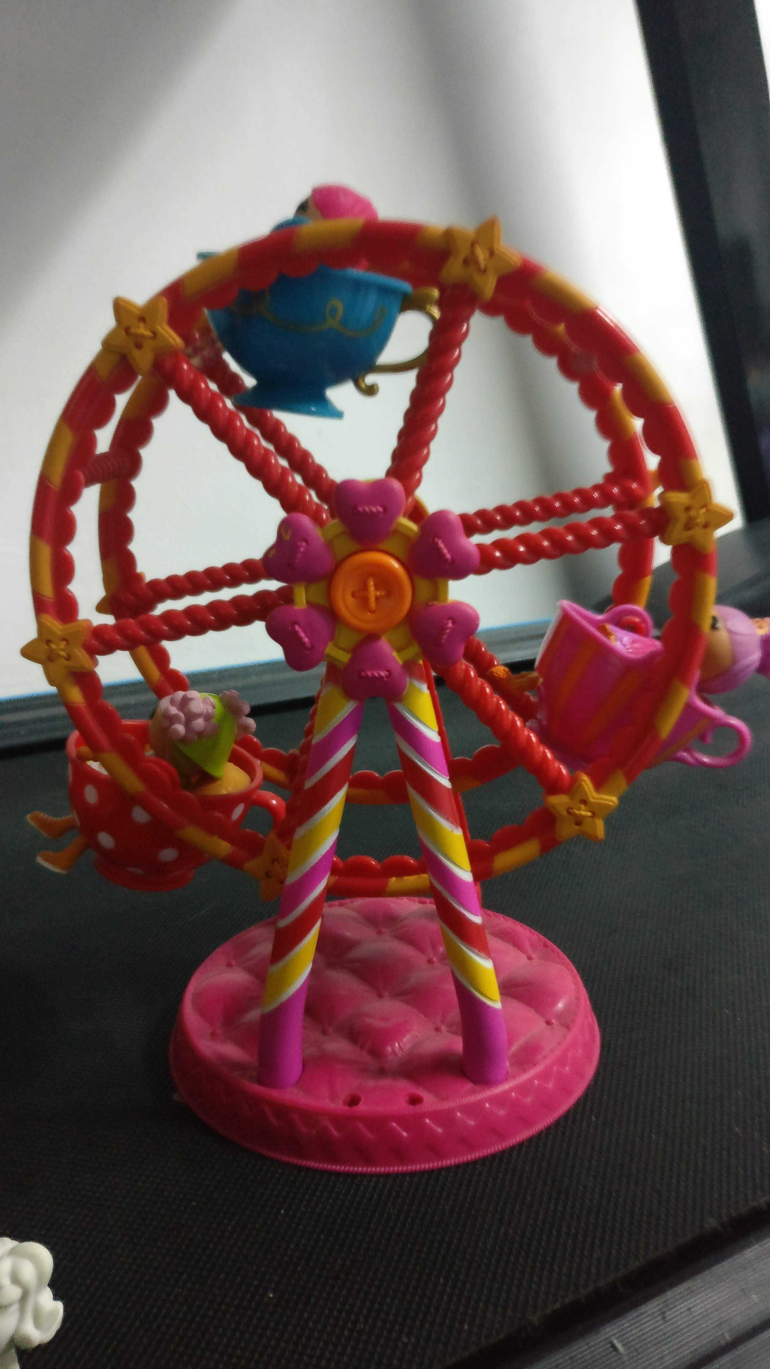 Casinha e roda de diversões das Lalaloopsy