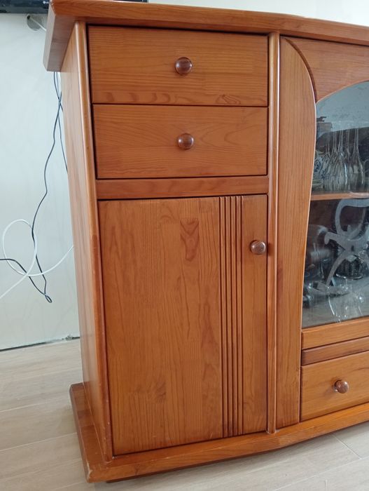 Conjunto de mesa de sala de jantar e cadeiras e um armário