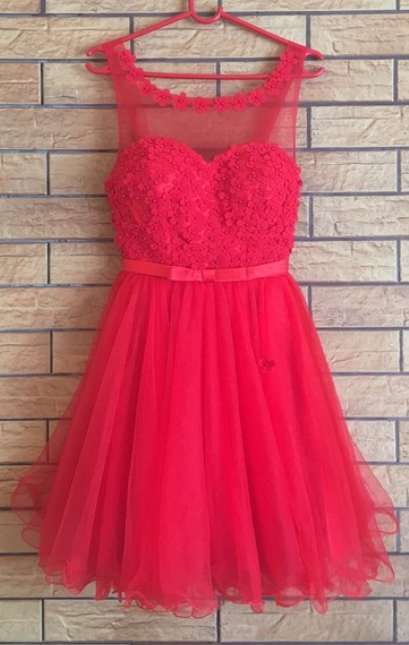 Czerwona balowa sukienka