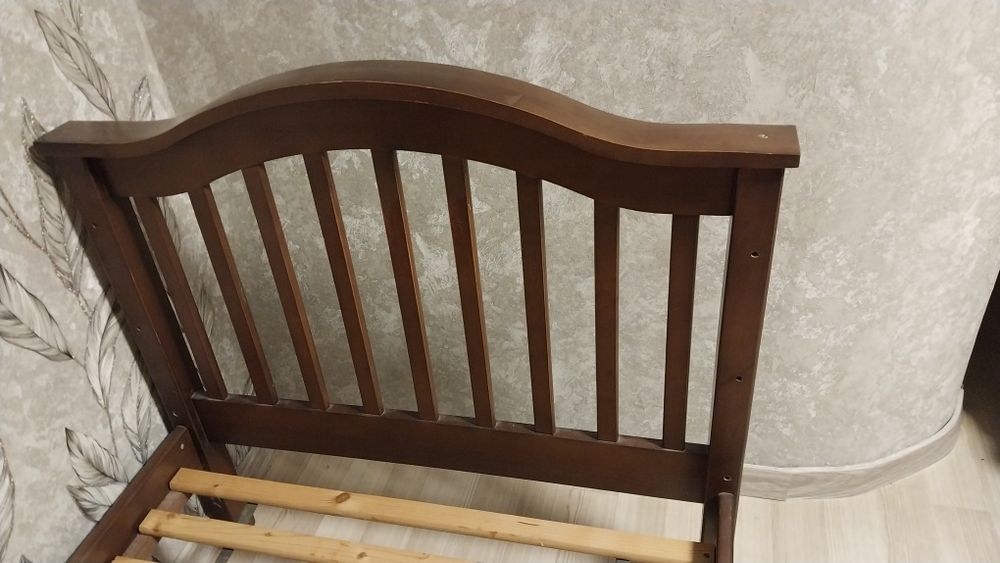 Ліжко односпальне з дерева