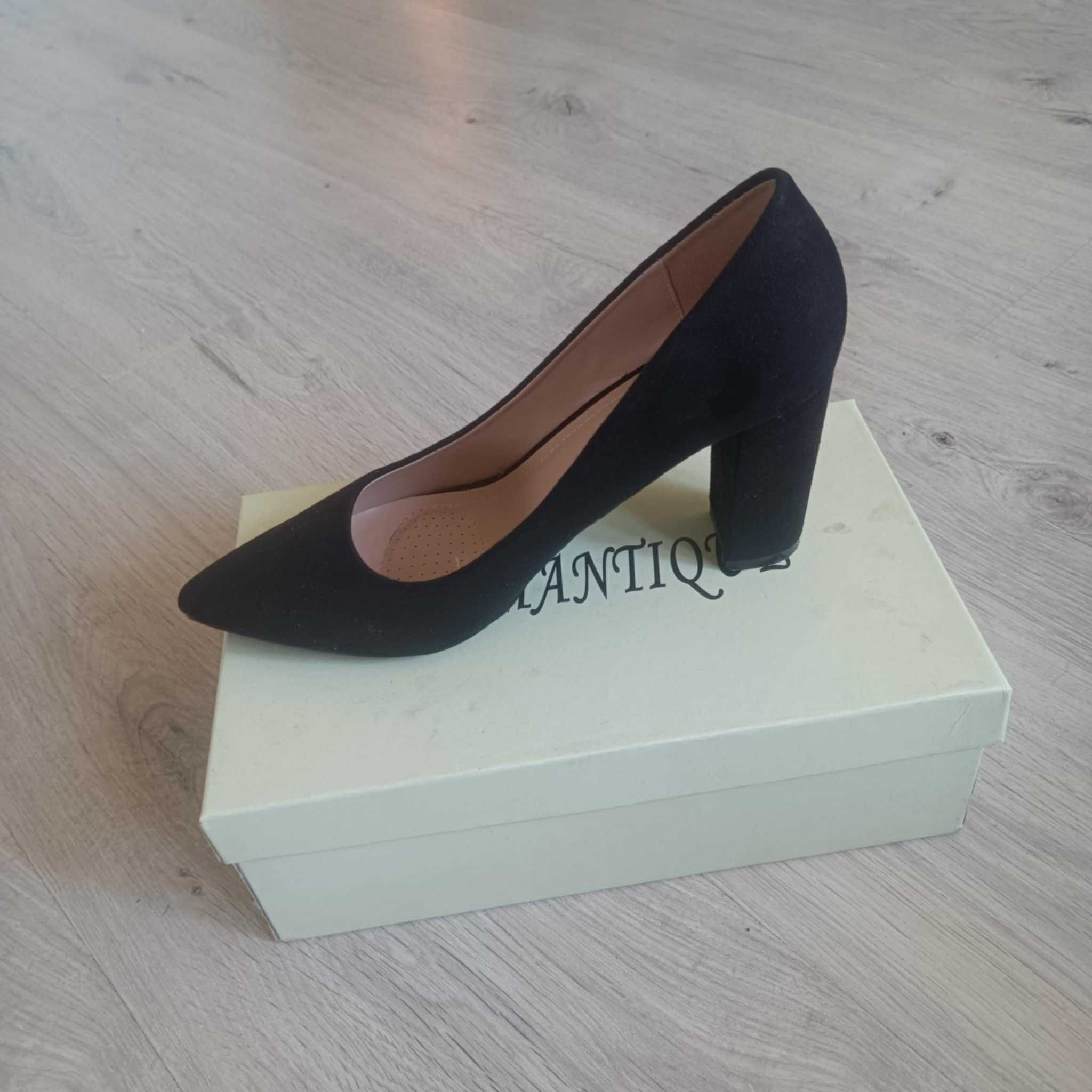 Sprzedam buty na obcasie.Cena 50 zł na parę do negocjacji