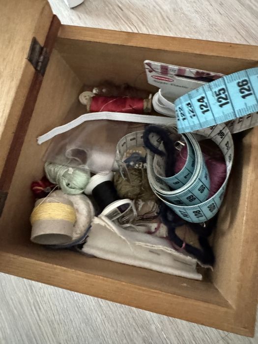 Drewnianka skrzynka z przyborami krawieckimi