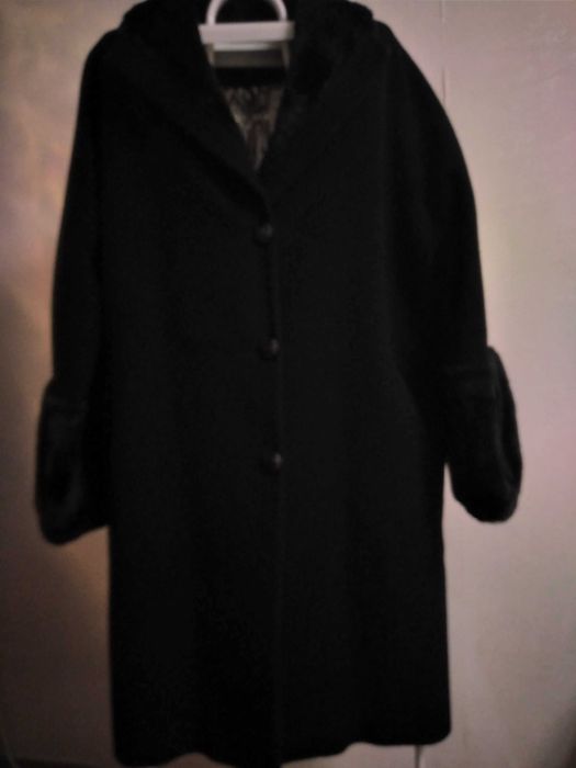 Нове чорне демісезонне пальто, оздоблене чорним м'яким хутром