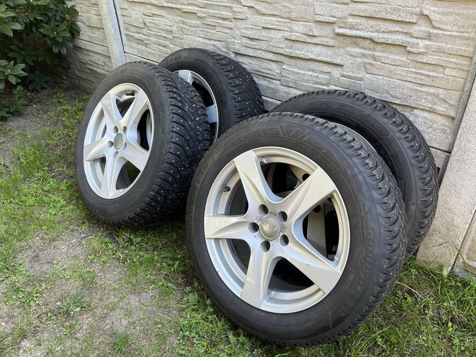 Opony zimowe stan bdb  Goodyear UltraGrip Arctic 2 225/55/17 101 T XL