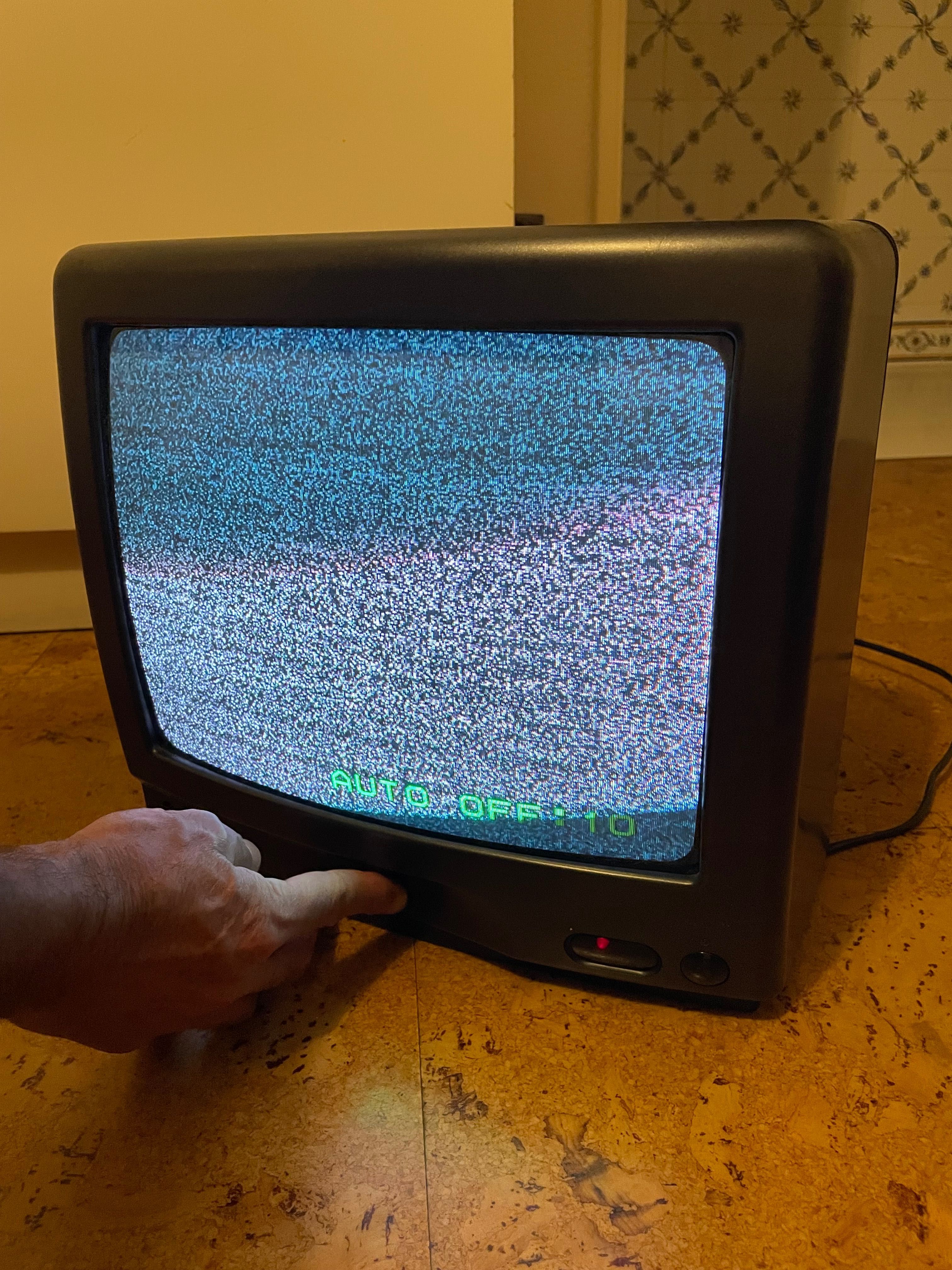 TV Televisão TV Sanyo 30 a 35 cm a funcionar