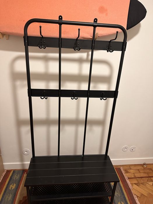 Cabideiro e banco com espaço para sapatos