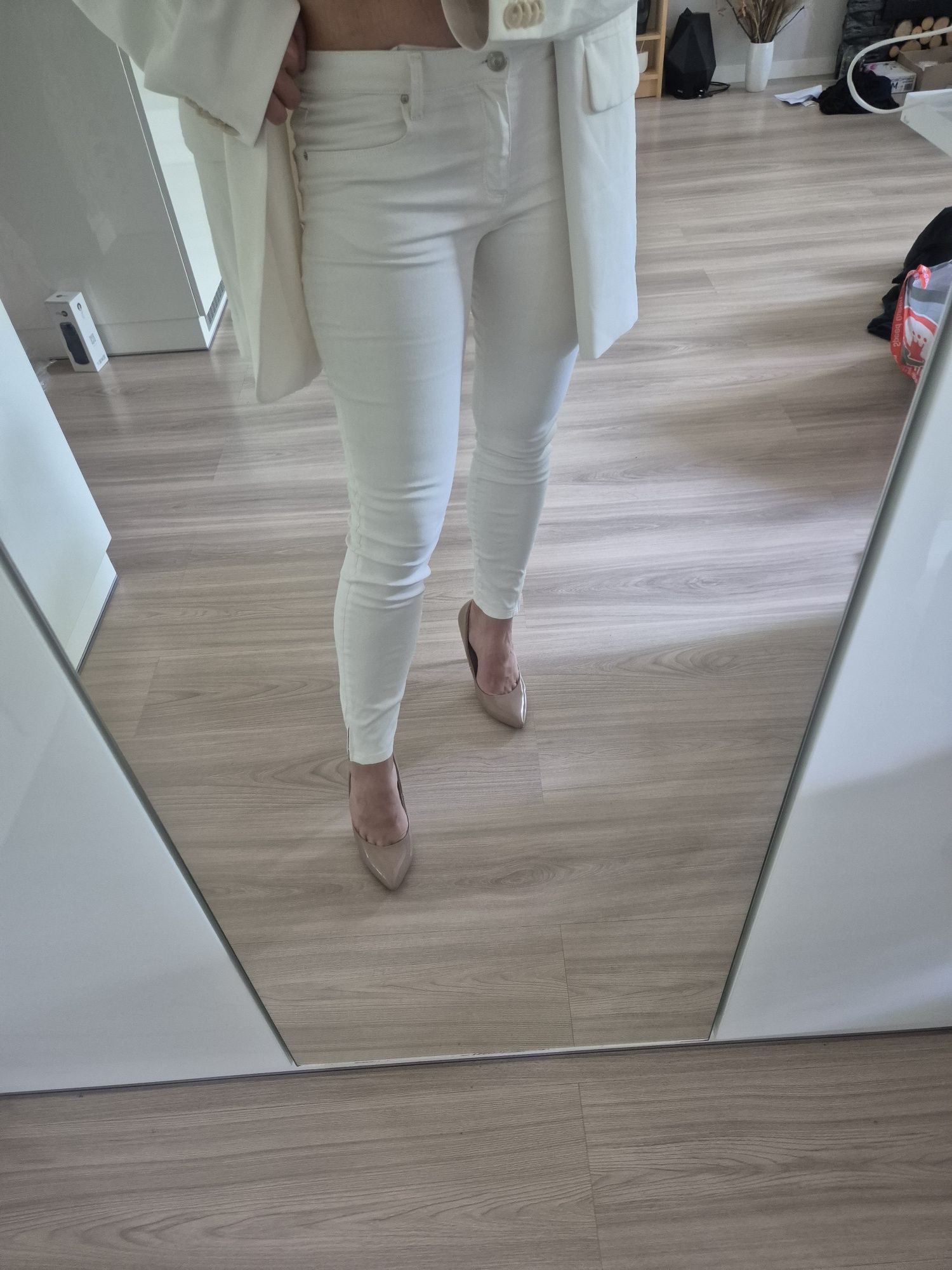 Beżowy lakierowane buty Taccardi, r 37