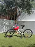 Bicicleta BTWIN infantil 20 pol. azul e branca com capacete vermelho