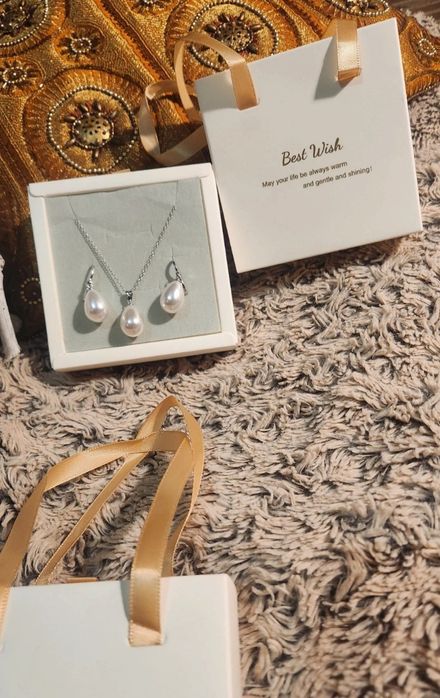 Elegante conjunto em prata, brincos e colar em prata e pérolas