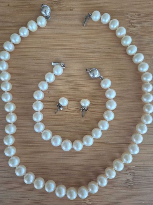 Naszyjnik , bransoleta i kolczyki z pereł APART.