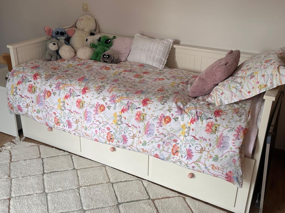 Cama Hemnes com 3 gavetas, branca, extensivel. Inclui 2 colchões.