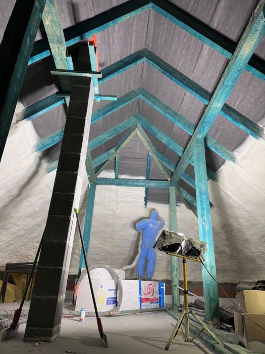 Izolacja natryskowa pianą PUR – ocieplenie poddaszy, dachów, budynków