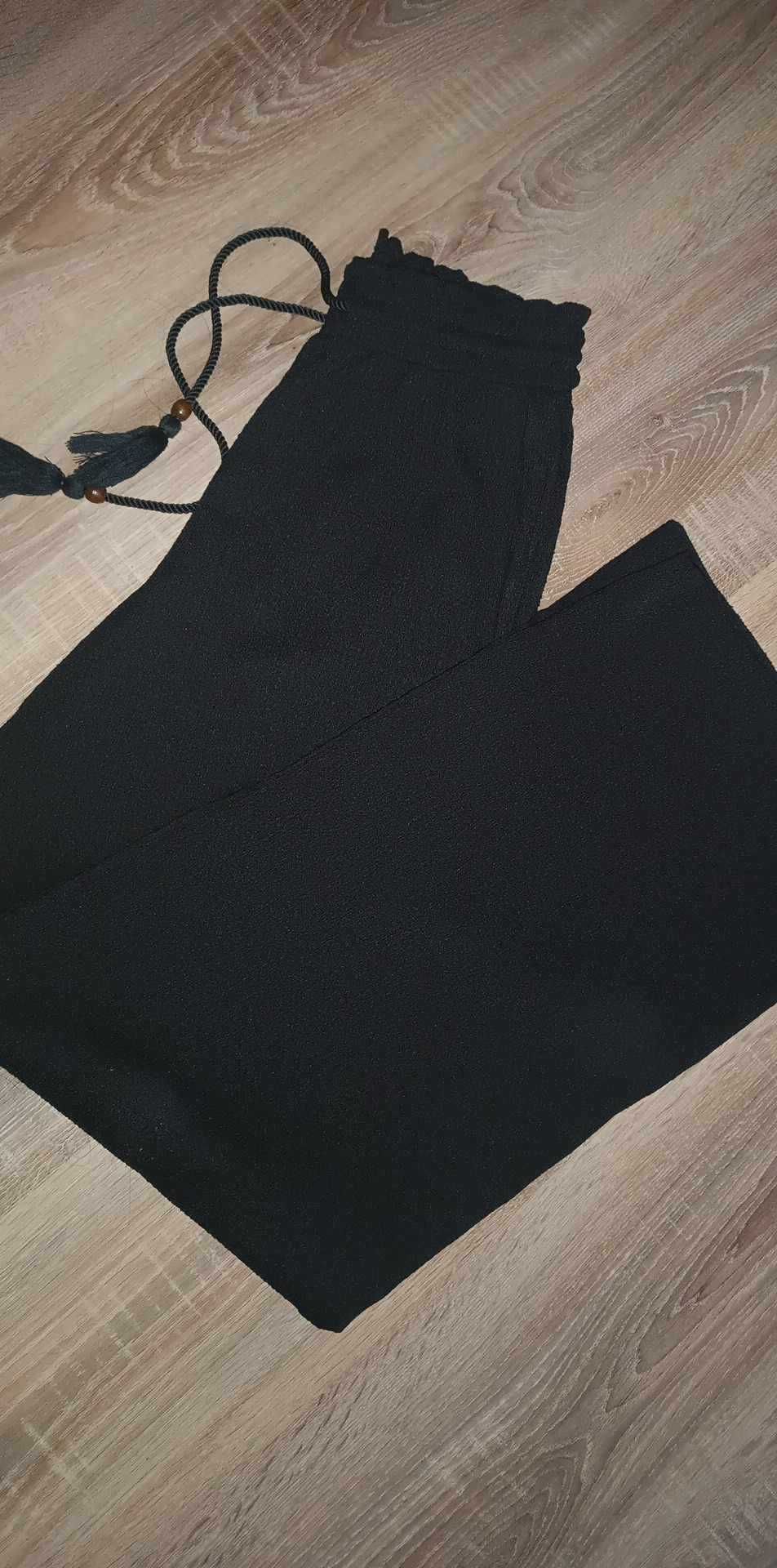 Czarne spodnie z szeroką nogawką