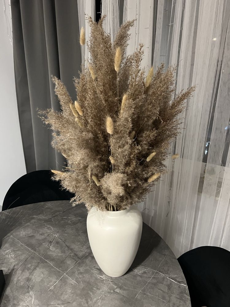 Wazon z trawą pampasową – elegancka dekoracja do wnętrza
