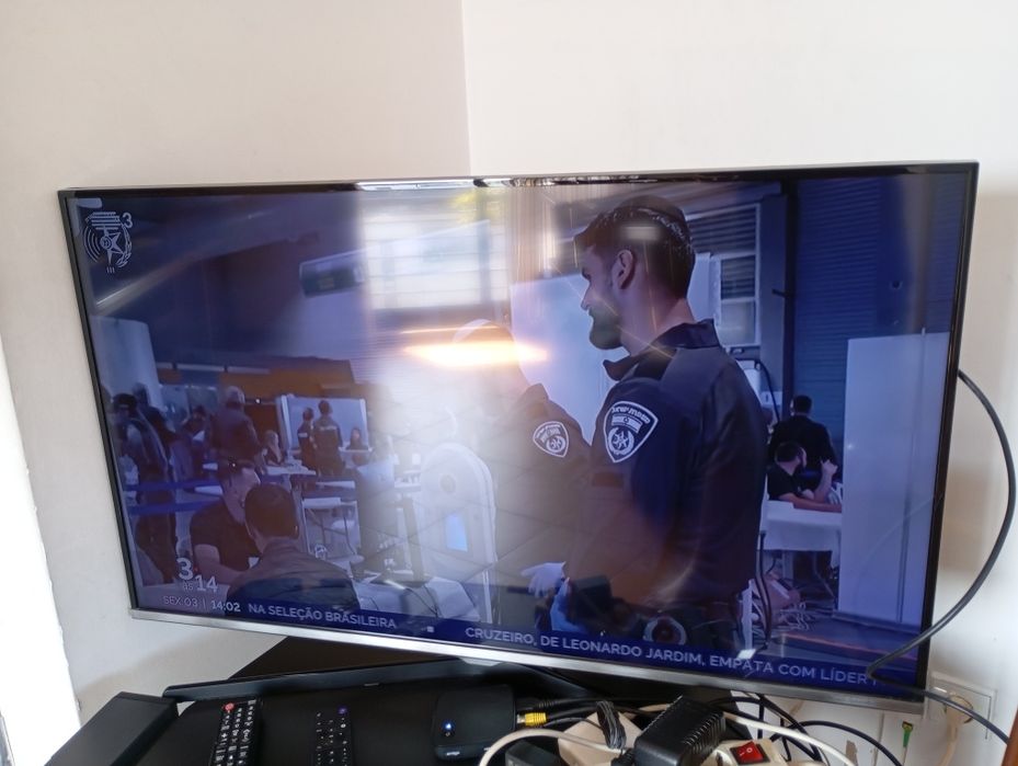 TV Samsung 40" Model UE40J5100AW