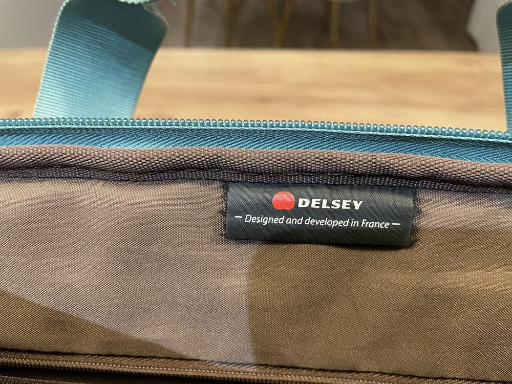 Piękna i pojemna torba na laptopa Delsey w kolorze seledynowym