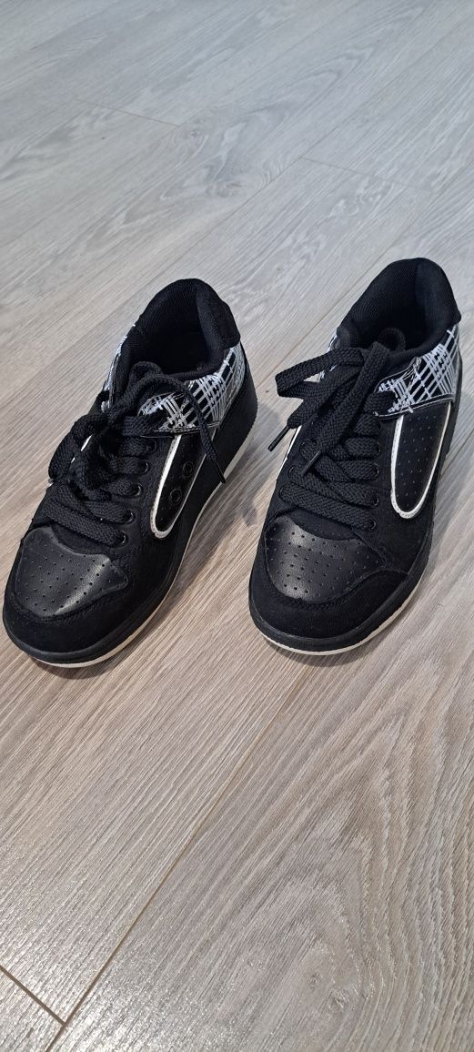Sprzedam buty z rolkami