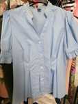 Camisa azul cintada com pérolas na gola