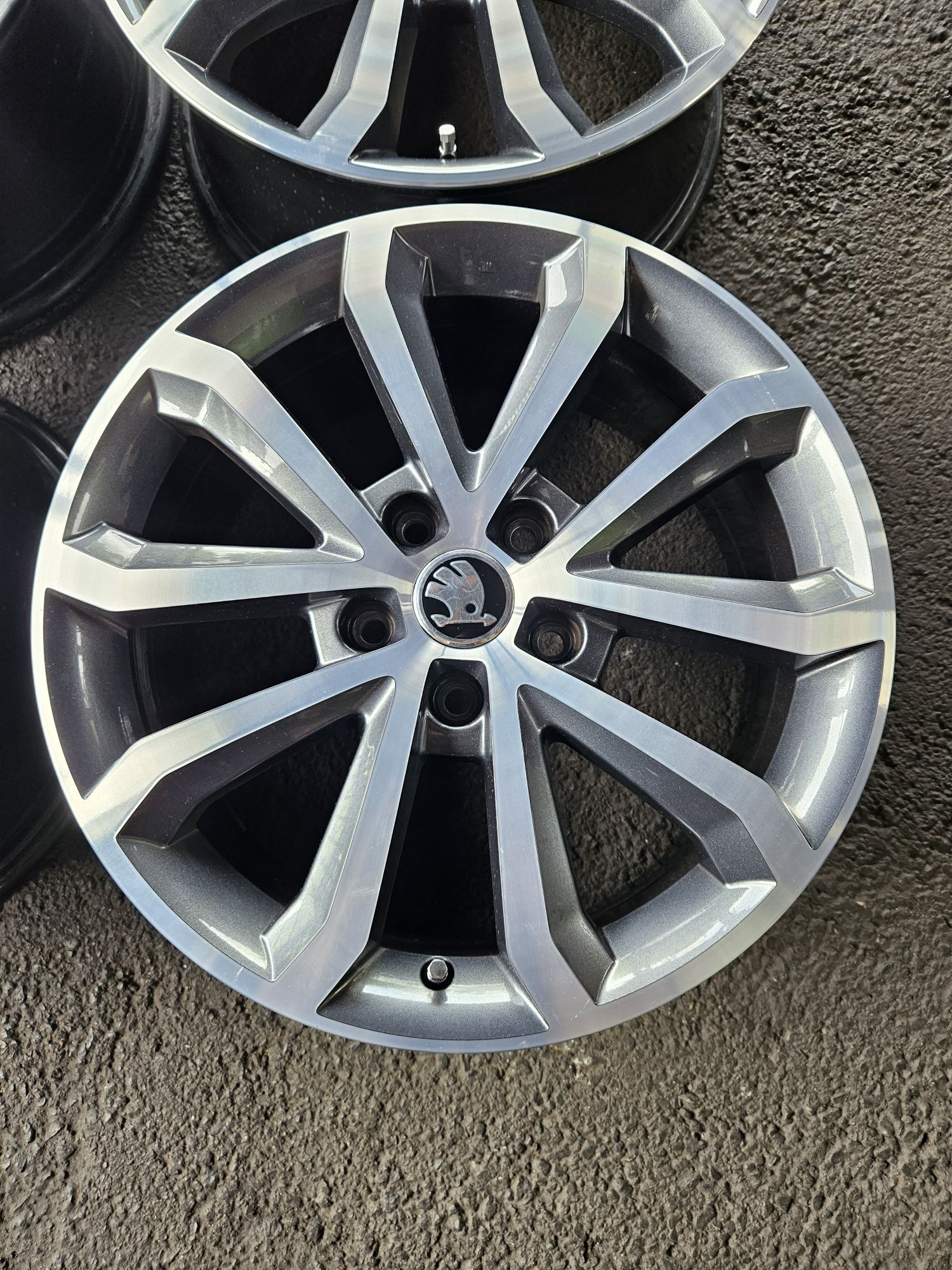 Alufelgi Felgi Skoda Octavia RS 17 Cali 5x112 7J17 ET49