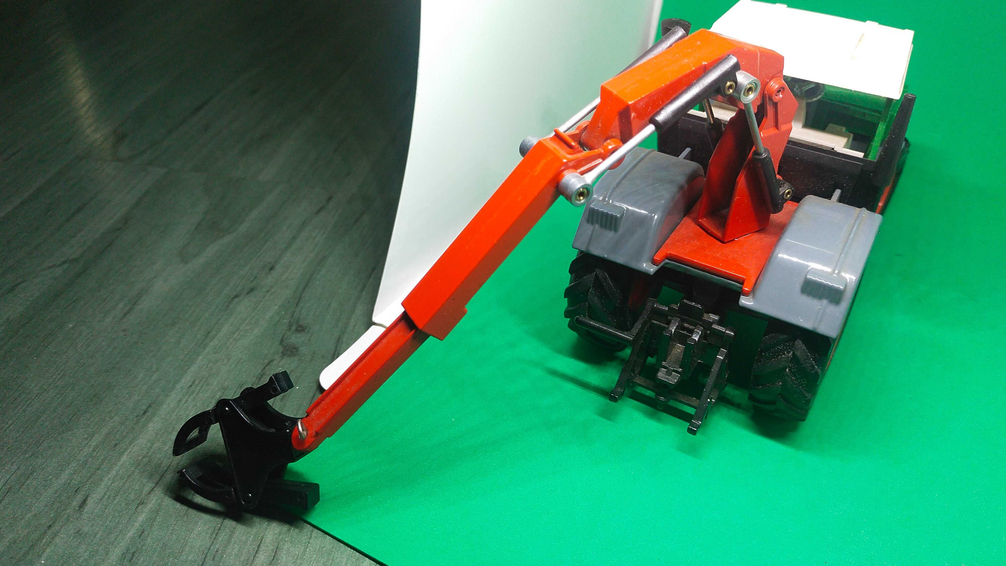 Siku Ciągnik Fendt Xylon do drzewa 1 32