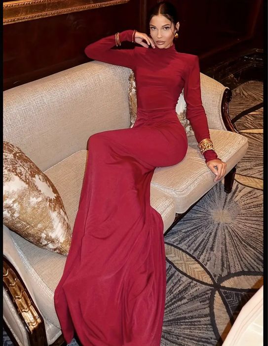 дуже красива червона сукня