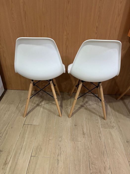 Cadeiras brancas