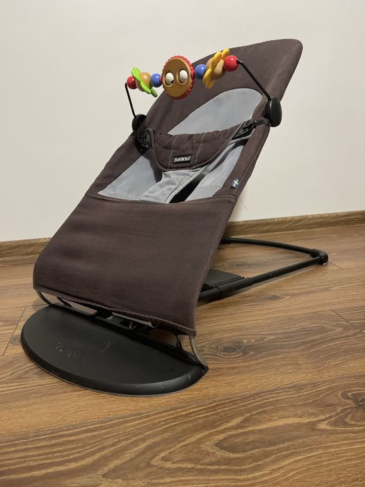 Leżaczek/Bujaczek BabyBjörn Balance Soft + pałąk z zabawkami