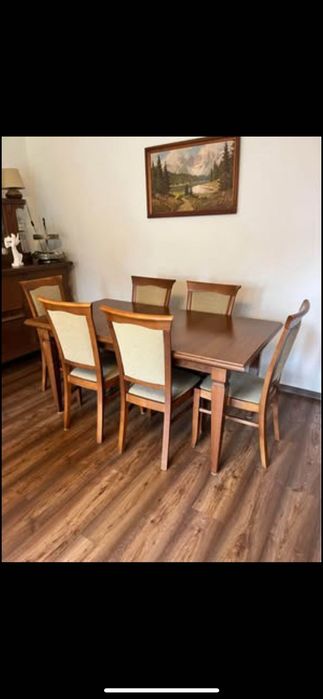Stół z krzesłami /salon-jadalnia/