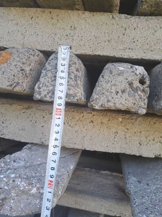 Стовпчики бетонні для огорожі або винограду