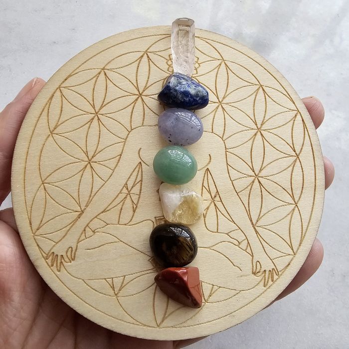 Kit Equilíbrio dos Chakras (Placa madeira + 7 Pedras)