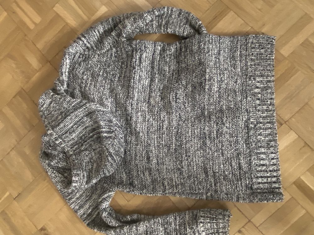 Sweter kangurek reserved rozmiar 146