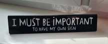 Tabliczka na biurko: I must be important to have my own sign