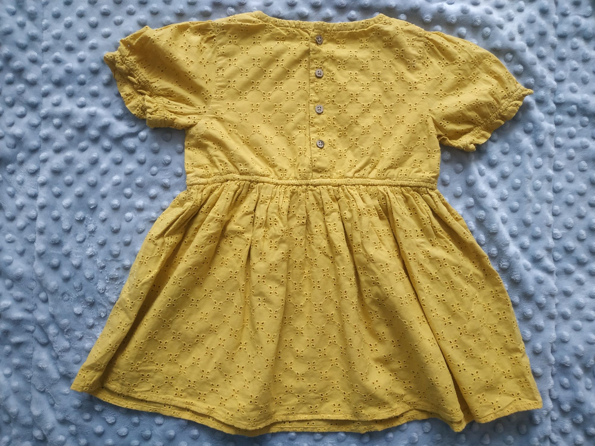 Sukienka Reserved, krótki rękaw, r. 86 ażurowa, haftowana