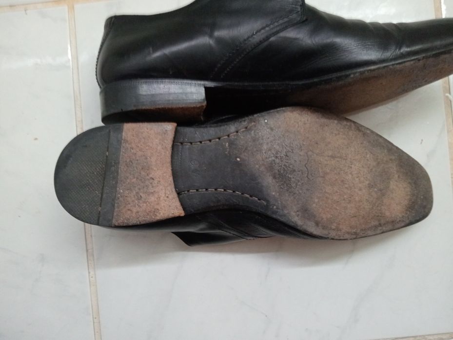 Sapatos em pele . impecáveis.43