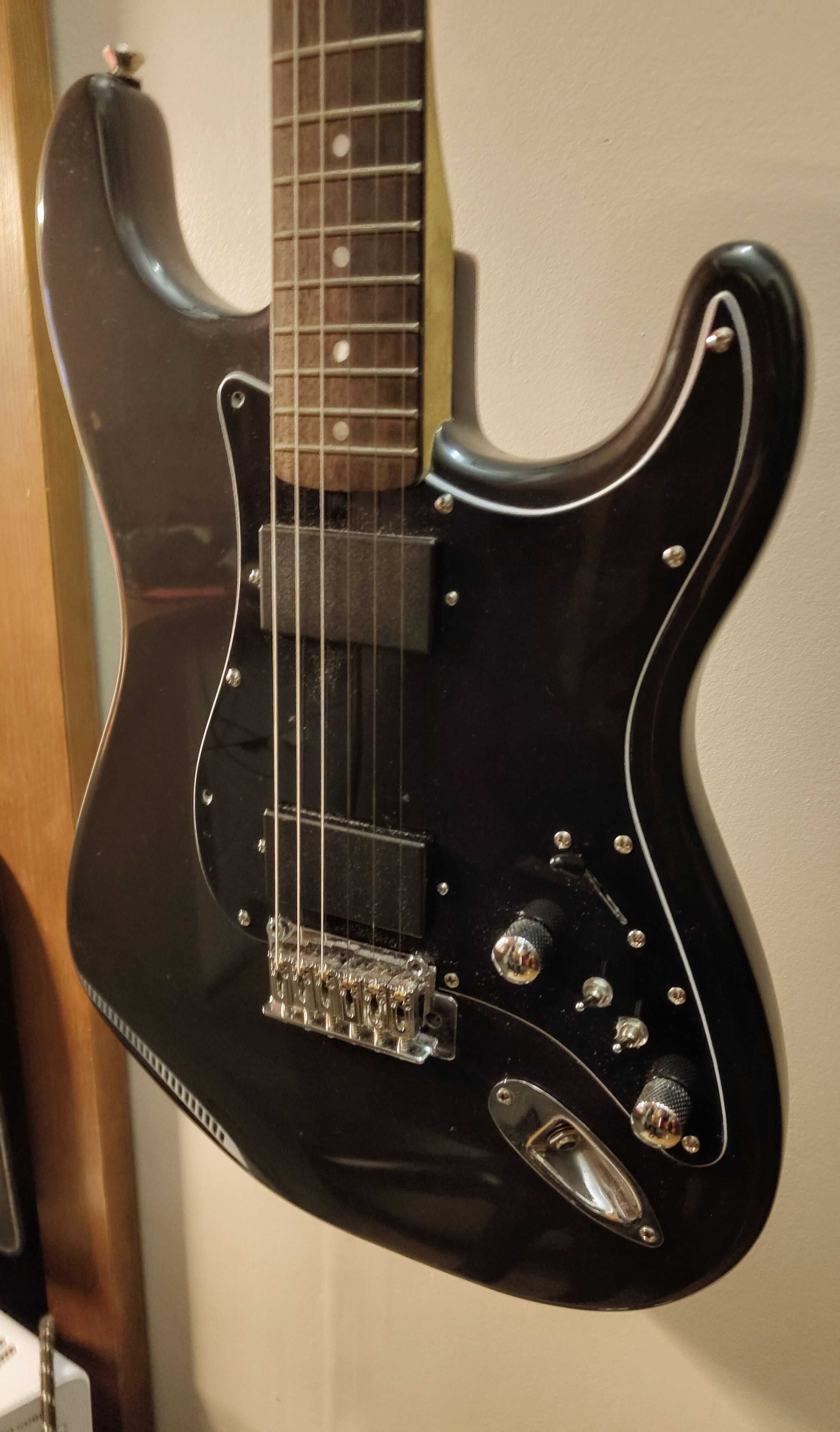 Guitarra elétrica squier com pickguard modificado