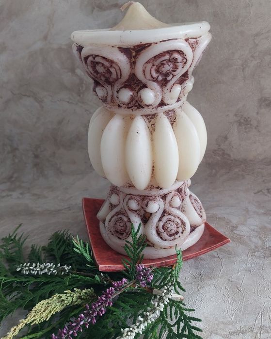 Retro, duża świeca, ładnie profilowana. Zdobiona wypukłymi ozdobami