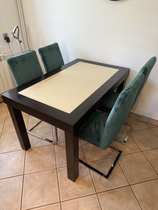 Stół z krzesłami ( krzesla gratis )