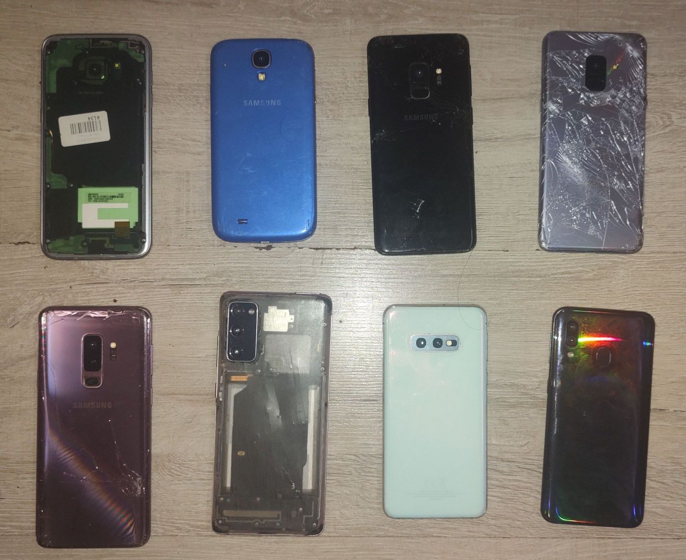 Sprzedam 8 sztuk uszkodzonych telefonów, ale działające.