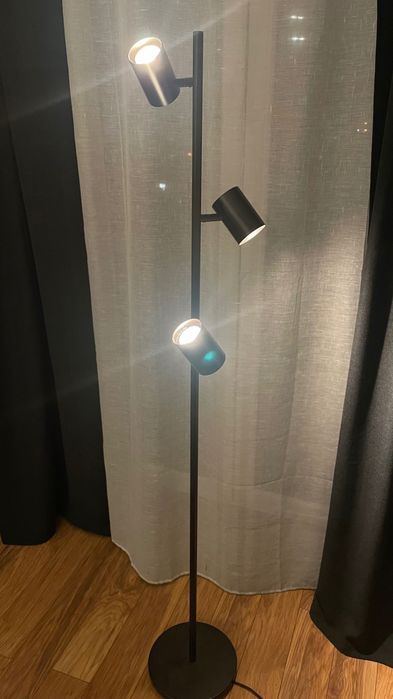 Sprzedam nowoczesną lampę stojącą z trzema regulowanymi reflektorami