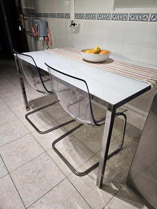 Mesa de vidro c/ cadeiras -  1,35m x 0,85m