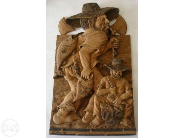Escultura exclusiva de pescadores em madeira de cedro