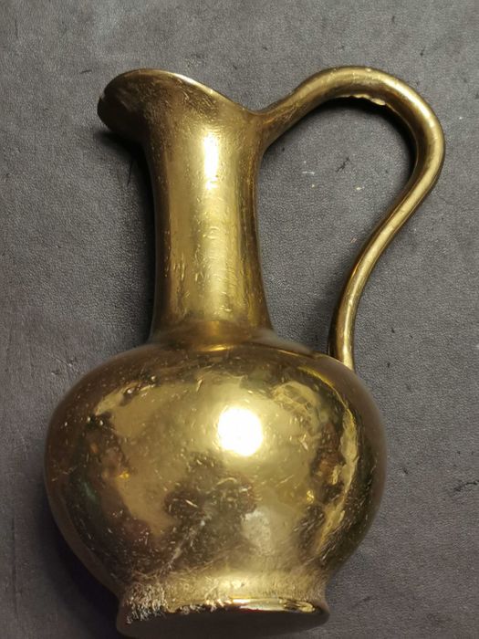 Dzbanuszek mosiężny z uchwytem