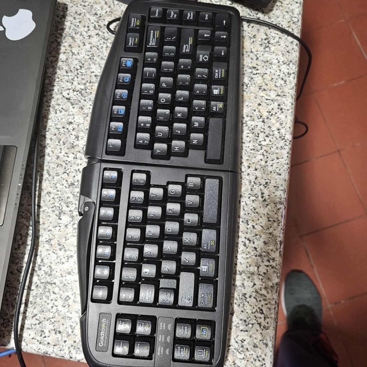 Portátil Asus, 3 Monitores, 1 SAMSUNG Galaxy Buds2 Pro, 3 teclados