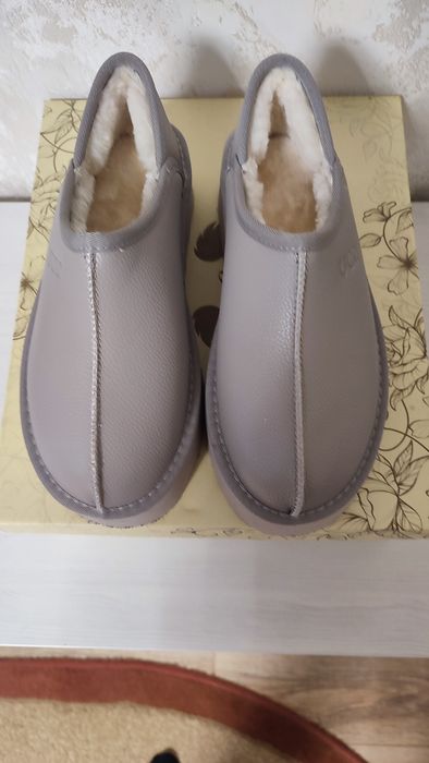 Продам УГГИ. Новые. На меху. Цвет бежевый. Очень стильные. 40р.