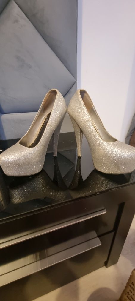 Sapatos altos de cerimónia