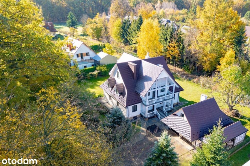 Krosno – okolice.  Podkarpacie. Dom przy Parku Leśnym