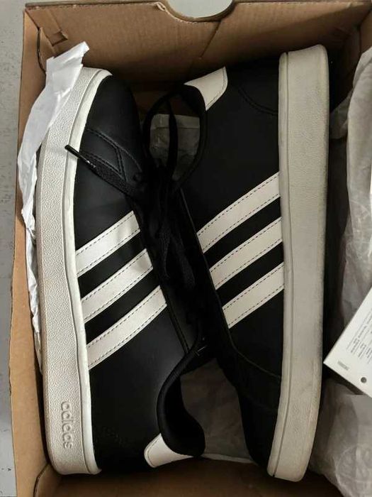 Tenis Adidas Preto e Branco