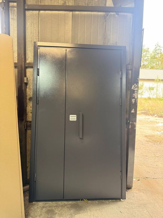 Двері вхідні металеві.