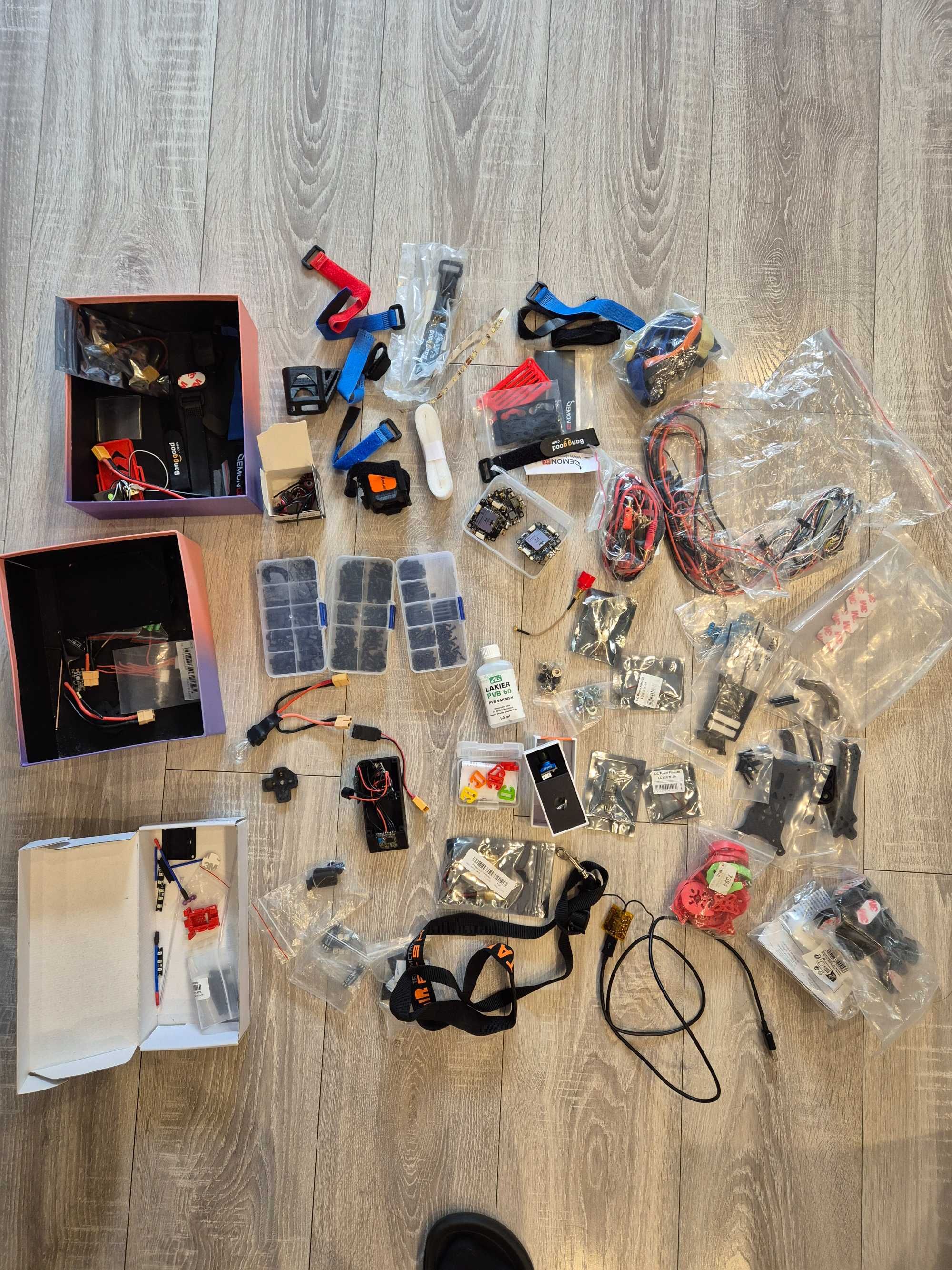 2 drony FPV i 13 pakietów LIPO + Aparatura + Akcesoria