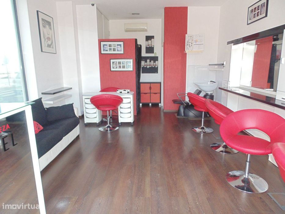 Loja equipada para cabeleireiro em zona nobre de Lagos